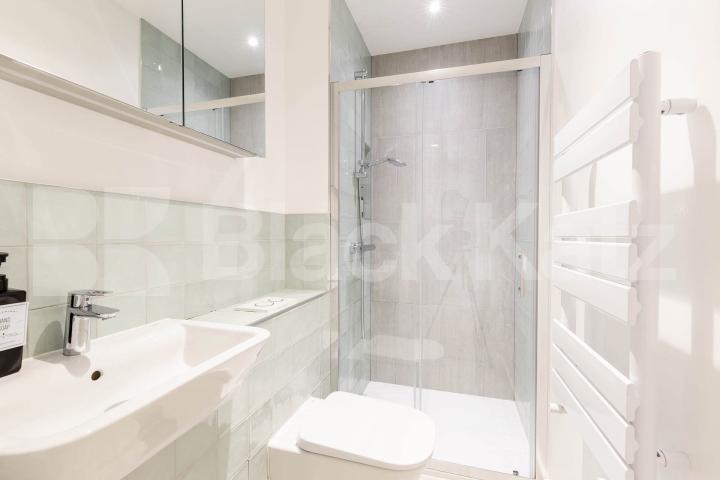 Stunning recently refurbished one bedroom close to Euston St Drummond Street, Camden / Euston